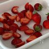 混ぜて冷やすだけ！いちごのスコップゼリーの下準備