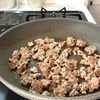 【にらそぼろのとろたま丼】フライパンひとつでパパっと!の工程2