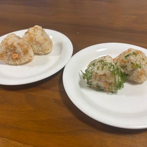こむぎの作ってみた!投稿(ザクっと天かす♡『鮭おにぎり』パリッとジュワッと絶品♪)