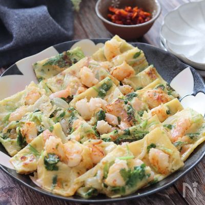 旬野菜で春のチヂミ♡むき海老とみつばと新玉ねぎのチヂミ