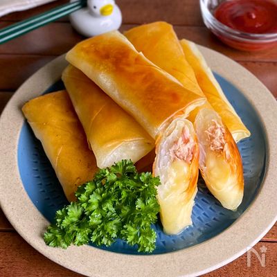 巻いて焼くだけ!パリパリでジューシー♪「新玉ねぎの春巻き」