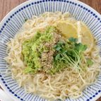 【とろ旨！】濃厚アボカドペーストの冷やし混ぜ塩らーめん