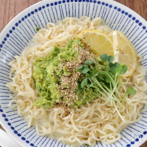【とろ旨!】濃厚アボカドペーストの冷やし混ぜ塩らーめん