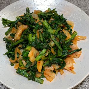 楽ラク手抜キッチン🐶🐾の作ってみた!投稿(簡単コクうま！【春菊とキムチのバター炒め】和食・中華に)