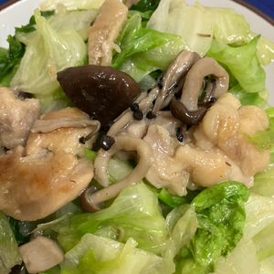 あいるんの作ってみた!投稿(鶏もも肉とレタスの塩だれレモン炒め)