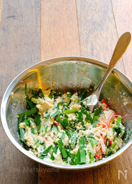 ボウルに豆腐と調味料を入れて混ぜ、具材を加える