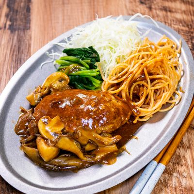 キノコの風味を楽しむデミソース煮込みハンバーグ