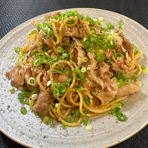 楽ラク手抜キッチン🐶🐾の作ってみた!投稿(フライパン一つで作る！豚肉のガリバタパスタ)