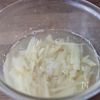 子どもが抱えて食べた【じゃがいもと豚バラ肉のせん切り炒め】の工程1