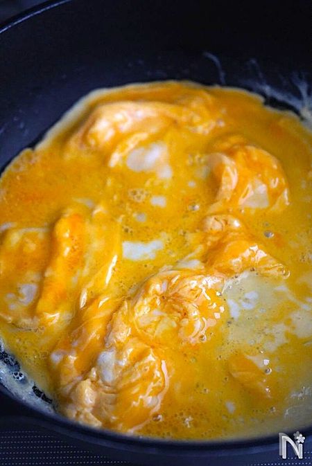 フライパンで半熟状のスクランブルエッグを作る