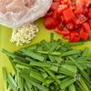 【鶏むね肉とにらとトマトのガーリックオイスター炒め】の下準備