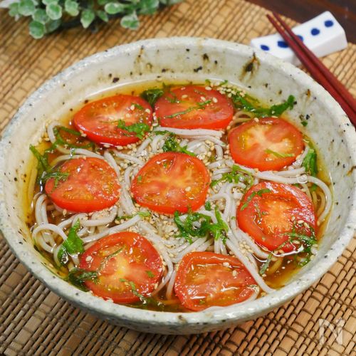 わたしの夏の定番まかないランチ♪トマトと大葉のごま蕎麦