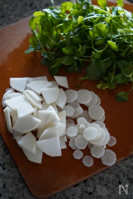 七草粥をゆで、食べやすい大きさに切る