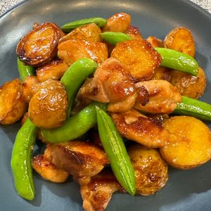 楽ラク手抜キッチン🐶🐾の作ってみた!投稿(『鶏肉と新じゃがのにんにく醤油炒め』照りっと絶品♡やみつき♪)