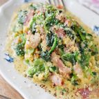 とろり卵とチーズをからめたベーコンとほうれん草のソテー