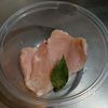 鶏むね肉が美味しい！ローリエ香る蒸し鶏の工程3