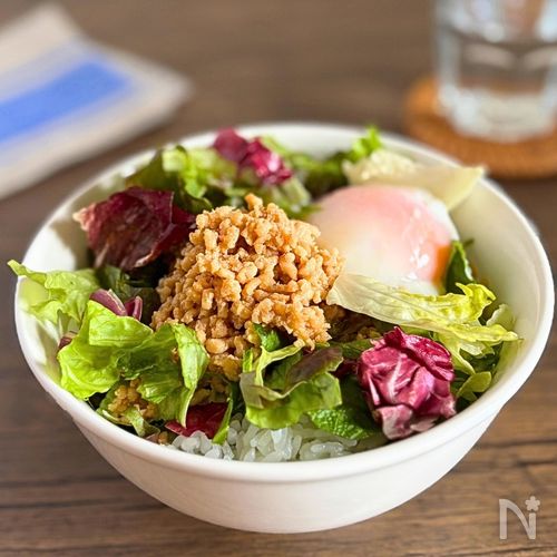 【レタス大量消費】レタスたっぷり!そぼろ温玉丼