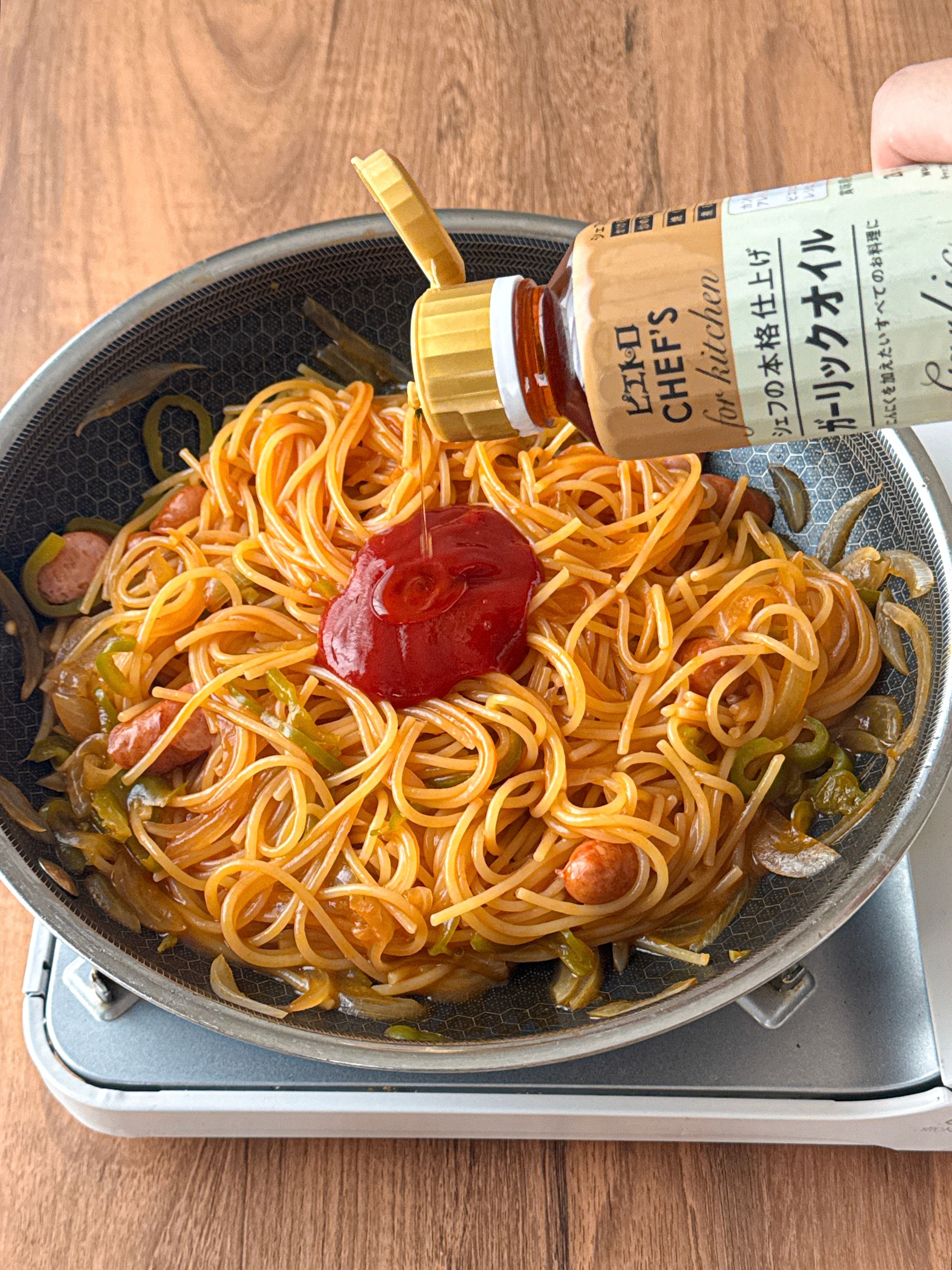 パスタの別茹で不要◎】ガーリック香る♪ワンパンナポリタン | レシピ