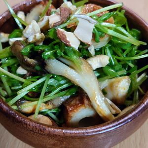 まゆのの作ってみた!投稿(身体がよろこぶサラダ【豆苗と舞茸とちくわのサラダ】)