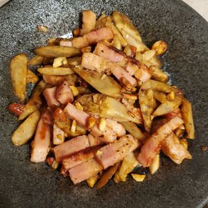 週一だけは頑張ります💦の作ってみた!投稿(ビールが進むおつまみ♡ごぼうとベーコンの和風ガーリック炒め)