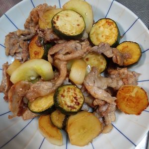鶏皮坊主の作ってみた!投稿(がっつり食べよう！ズッキーニと豚バラ肉のしょうゆ炒め)