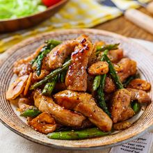 【胃袋掴むスタミナ味】豚肉とアスパラの甘辛ひと口トンテキ♪