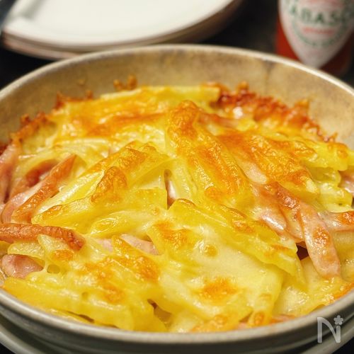 子どもも喜ぶ♡【細切りポテトとウインナーのチーズ焼き】