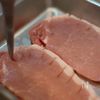 豚ロース肉のみそ麹焼きの下準備