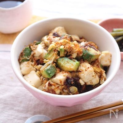 食欲全開＆栄養満点！アボカドと豆腐の味噌どんぶり