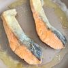 【鮭のムニエル＊ハニーマスタード醤油】米粉で簡単！失敗なし！の工程2