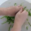 香りと食感を楽しむ！生ピーマンとツナのごま油あえの工程2