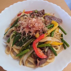 まゆのの作ってみた!投稿(豚バラとにんにくの芽のマヨしょうゆ焼きうどん)