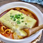 豚肉たっぷりヘルシー！包丁なしで『ピリ辛煮込みチーズ豆腐』