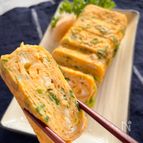かつお節をそのまま加えて♪
香り豊かなふんわりだし巻き卵