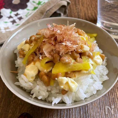 簡単3分でメチャうま！「たくあんとクリームチーズの納豆ご飯」