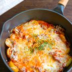 重ねて煮るだけ！とろ〜り卵とチーズのミートポテトトマト