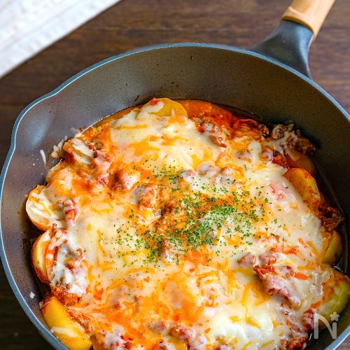 重ねて煮るだけ！とろ〜り卵とチーズのミートポテトトマト