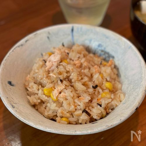 炊飯器に入れるだけで絶品!【鮭の炊き込みご飯】