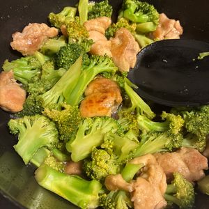1169387の作ってみた!投稿(ご飯がめっちゃ進む♡鶏肉とブロッコリーのオイスター煮)