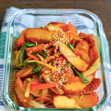 日本のさつま揚げで！オムクポックム(おでん炒め)