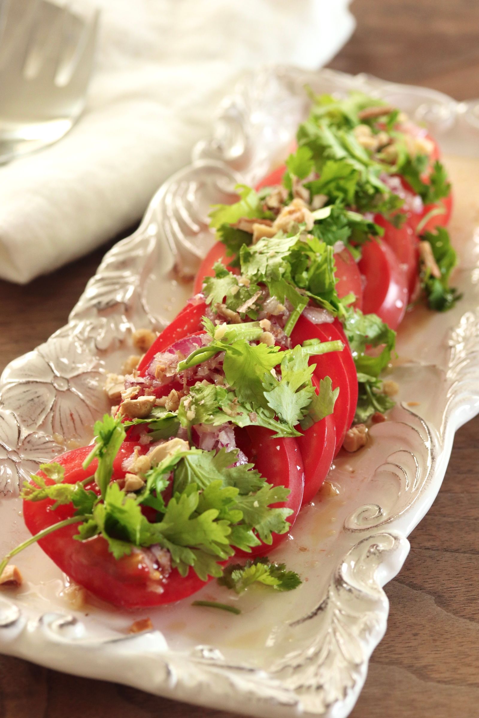 初夏に食べたい！やみつきになる【トマトのエスニック風サラダ