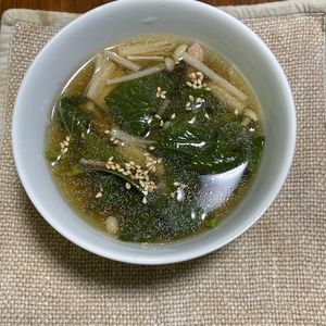 つくし🍄‍🟫の作ってみた!投稿(モロヘイヤとえのきとカニカマのとろとろスープ)
