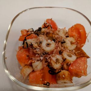 にゃんこさん🐱の作ってみた!投稿(5分で完成！【トマトとちくわの胡麻塩昆布サラダ】)