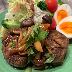 ぐ〜たら子の作ってみた!投稿(バターのコクと旨味！きのこハンバーグ)