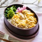 春の食材で彩りアップ！【親子丼弁当】｜一点豪華なラクうま弁当vol.1  