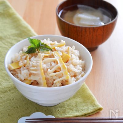たけのこご飯。ゆでたけのこ、油揚げで、春の炊き込みご飯！