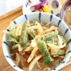 ピーマンと玉ねぎのうまつゆかき揚げ丼