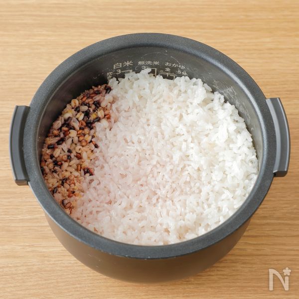 テクニック 雑穀ごはんと白米をひとつの炊飯器で炊く方法