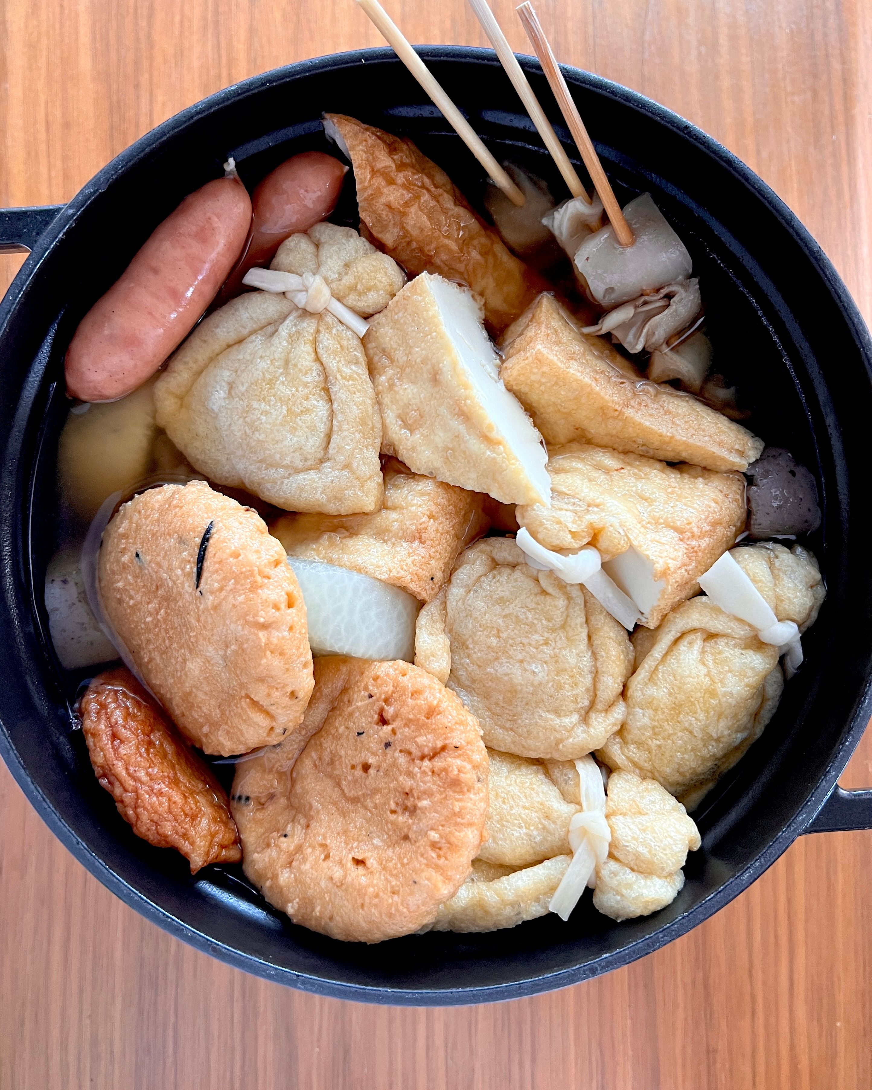 練り物、肉類を煮て、しばらくおく