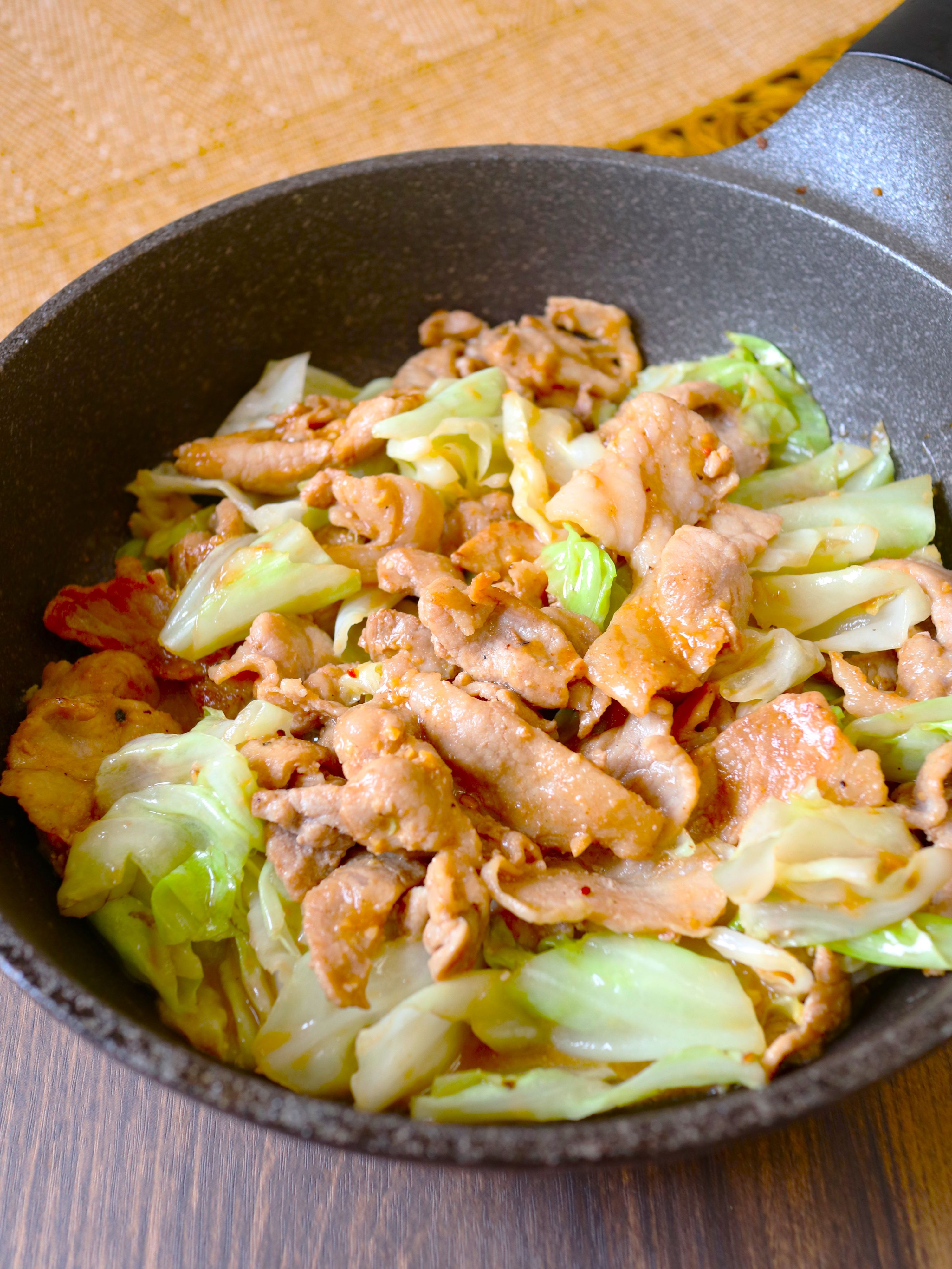 ワンパン10分！【豚こま肉とキャベツの甘辛味噌炒め】 | レシピサイトNadia